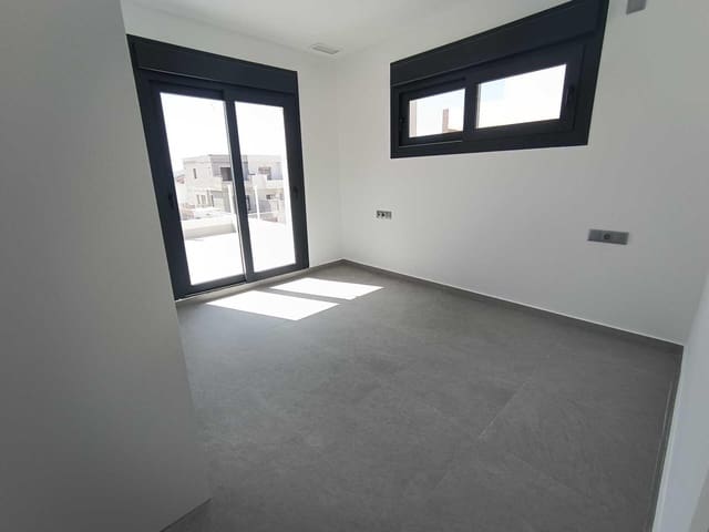 Chalet de 3 habitaciones en Daya Nueva en venta con piscina - 317.000 € (Ref: 9747941)