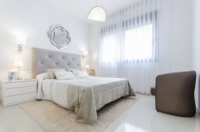 Chalet de 3 habitaciones en San Miguel de Salinas en venta con piscina - 630.000 € (Ref: 9748051)