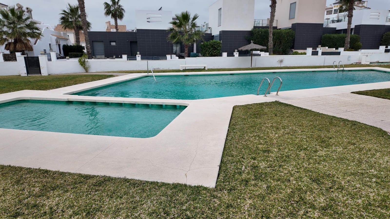 2 slaapkamer Appartement te koop in Orihuela Costa met zwembad - € 232.900 (Ref: 9811931)