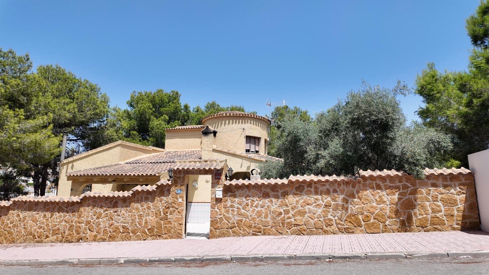 6 bedroom Villa for sale in Orihuela Costa with pool garage - € 450,000 (Ref: 9876439)
