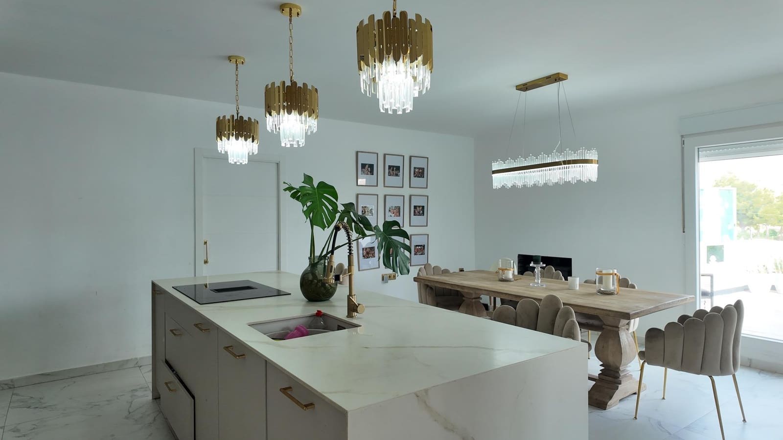 6 soveværelse Rækkehus til salg i Filipinas med swimmingpool garage - € 695.000 (Ref: 9966669)