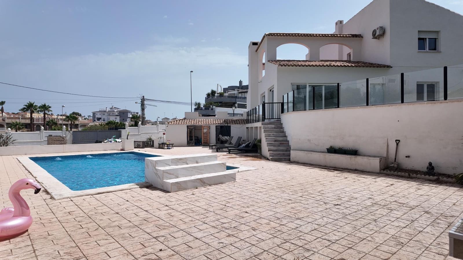 6 soveværelse Rækkehus til salg i Filipinas med swimmingpool garage - € 695.000 (Ref: 9966669)