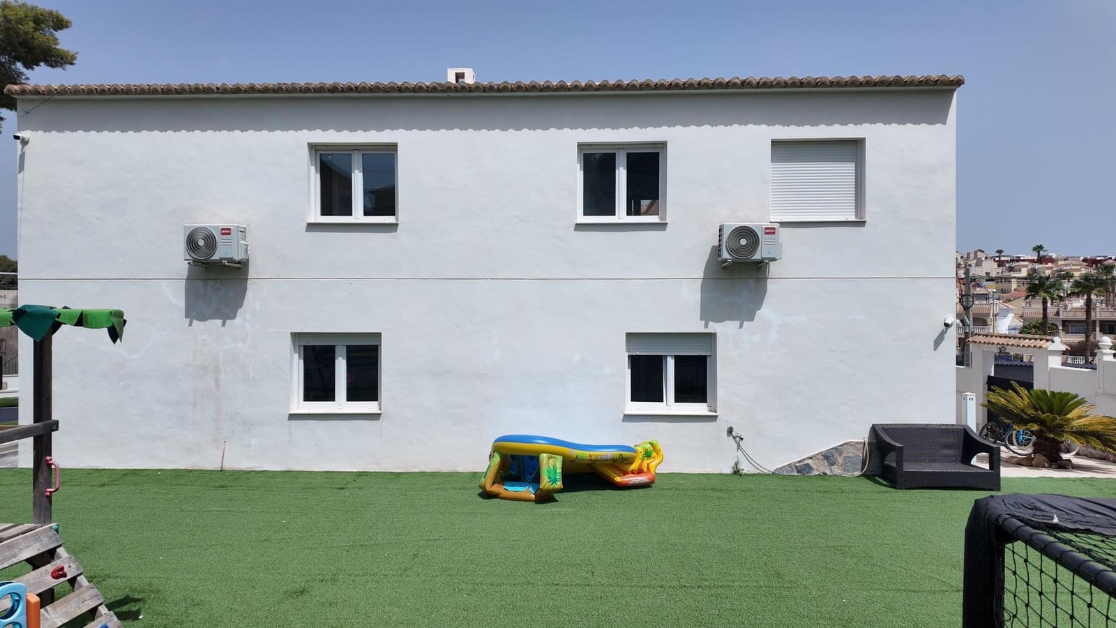 6 soveværelse Rækkehus til salg i Filipinas med swimmingpool garage - € 695.000 (Ref: 9966669)
