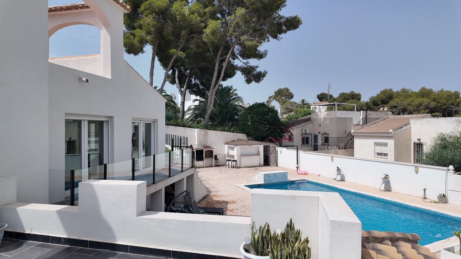 6 soveværelse Rækkehus til salg i Filipinas med swimmingpool garage - € 695.000 (Ref: 9966669)