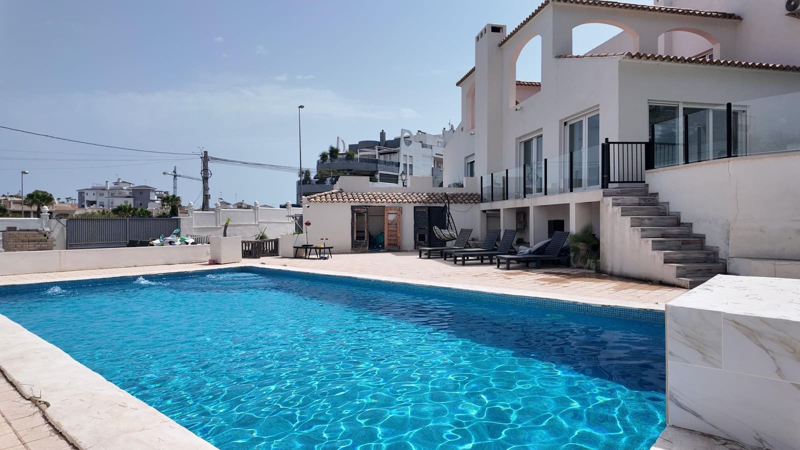 6 soveværelse Rækkehus til salg i Filipinas med swimmingpool garage - € 695.000 (Ref: 9966669)