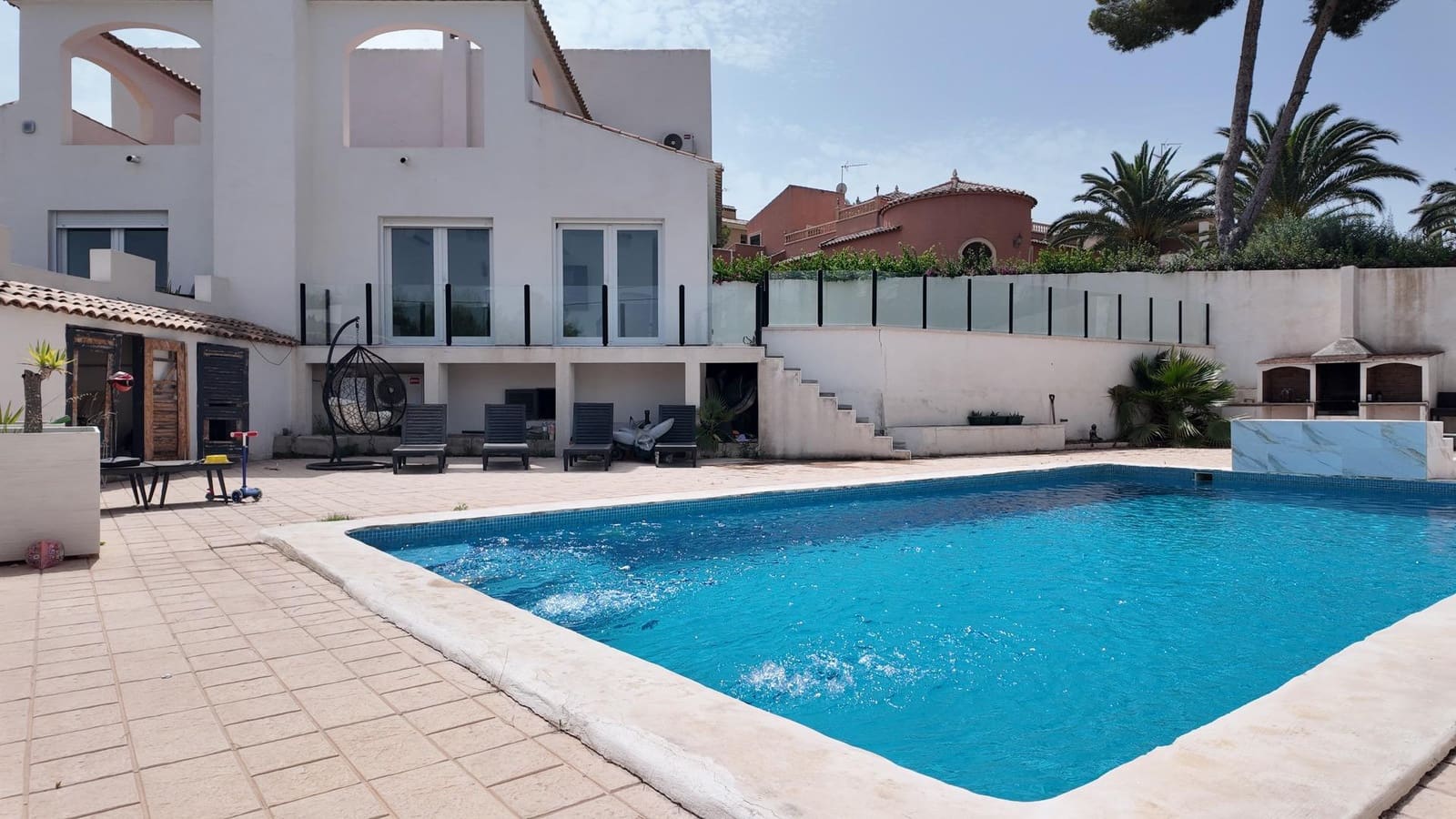 6 soveværelse Rækkehus til salg i Filipinas med swimmingpool garage - € 695.000 (Ref: 9966669)