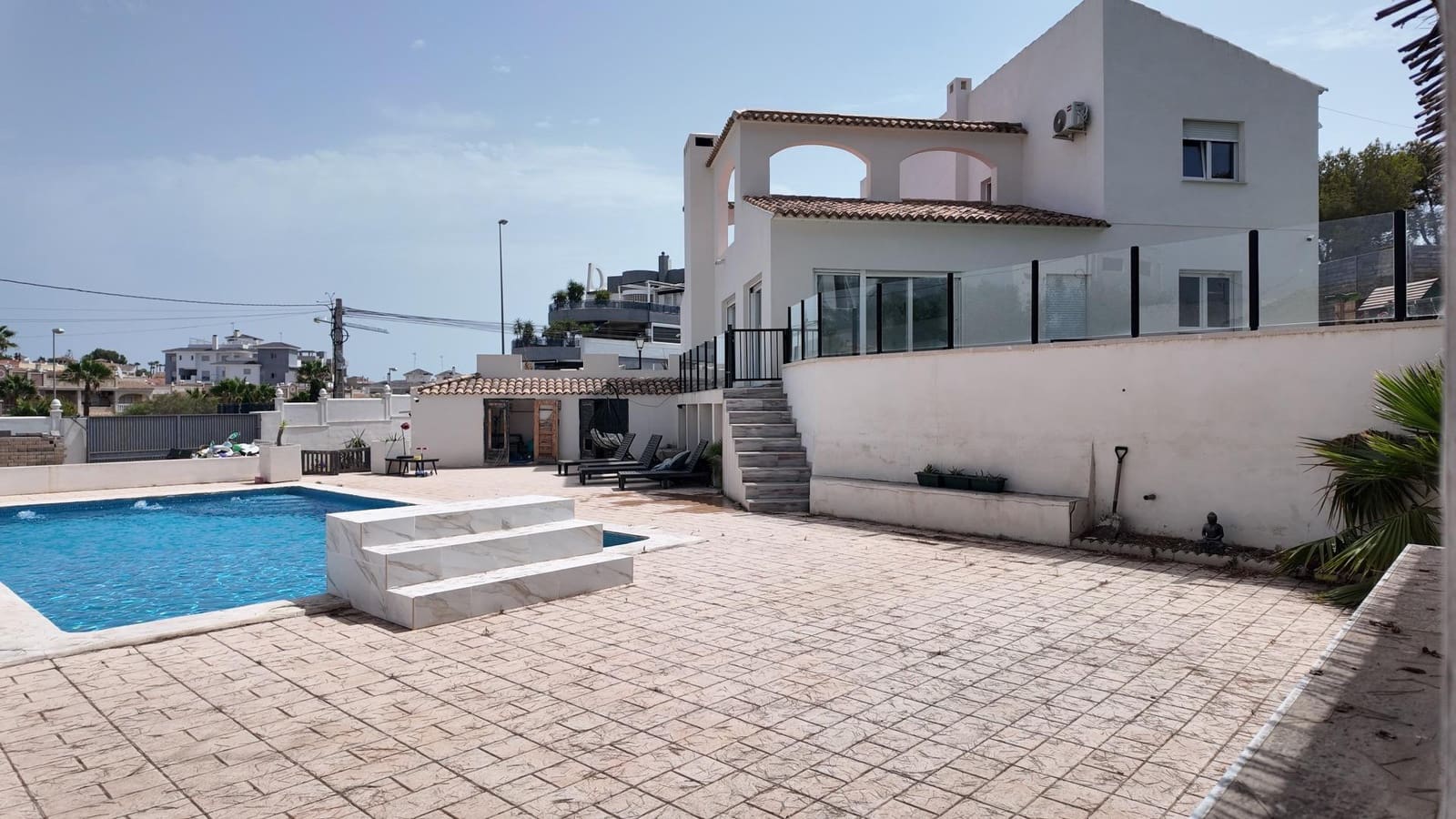 6 soveværelse Rækkehus til salg i Filipinas med swimmingpool garage - € 695.000 (Ref: 9966669)