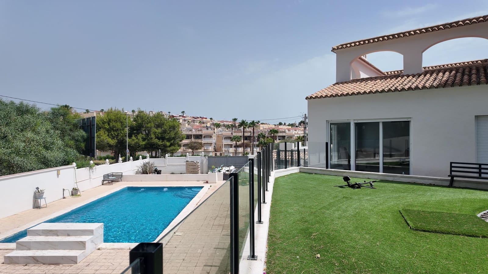 6 soveværelse Rækkehus til salg i Filipinas med swimmingpool garage - € 695.000 (Ref: 9966669)
