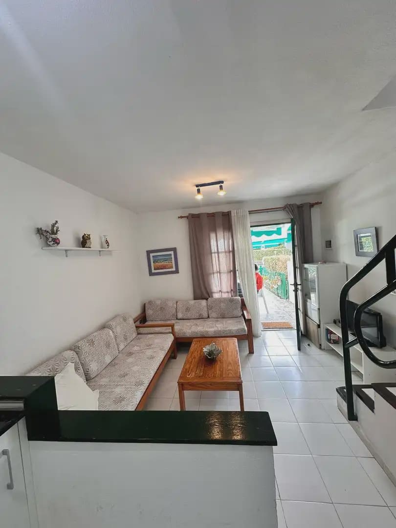 Bungalow de 2 chambres à louer à San Bartolome de Tirajana avec piscine - 1 000 € (Ref: 10001002)