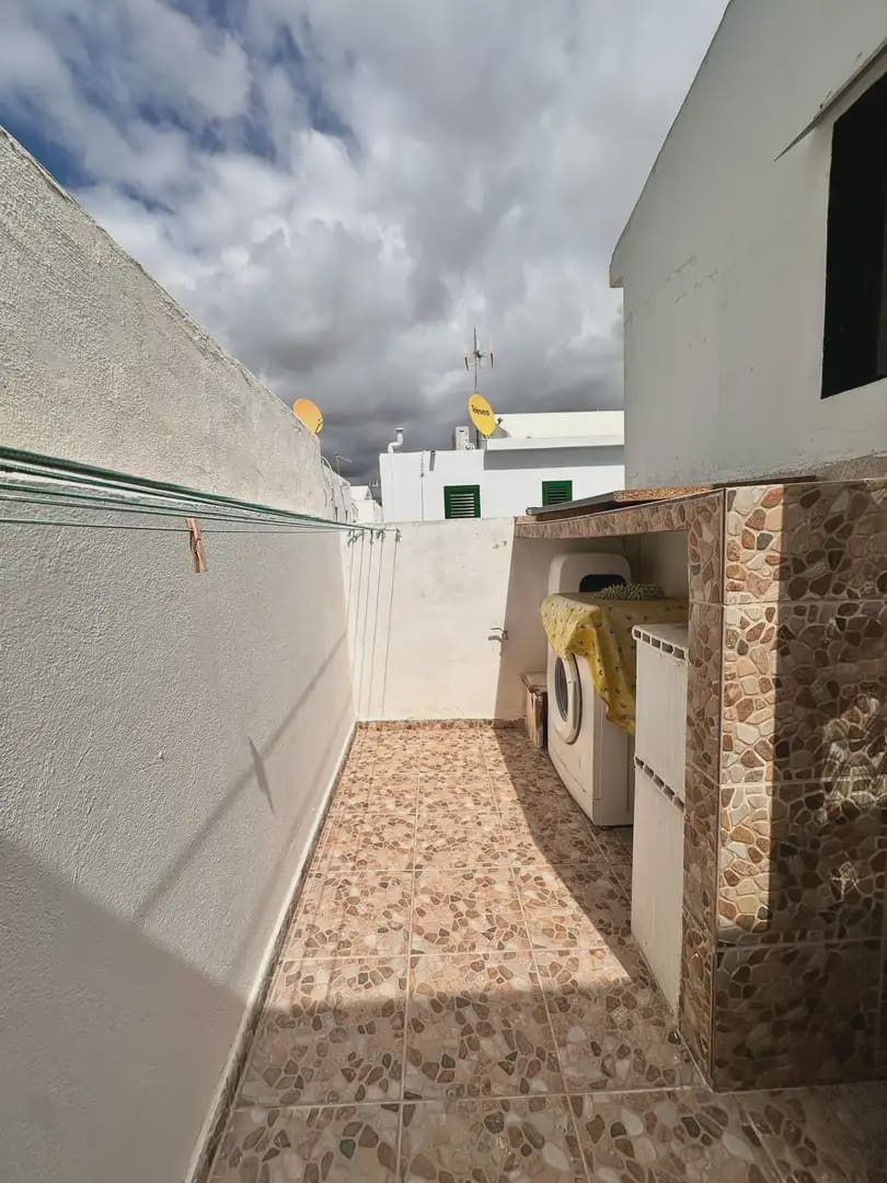 Bungalow de 2 chambres à louer à San Bartolome de Tirajana avec piscine - 1 000 € (Ref: 10001002)