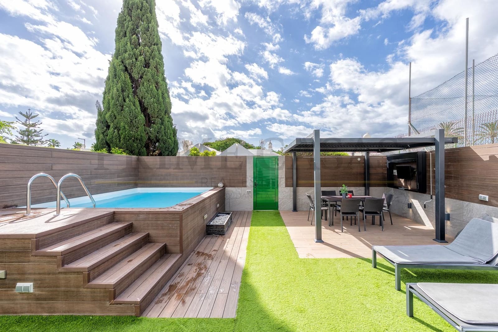 2 slaapkamer Bungalow te koop in San Bartolome de Tirajana met zwembad - € 450.000 (Ref: 9537809)