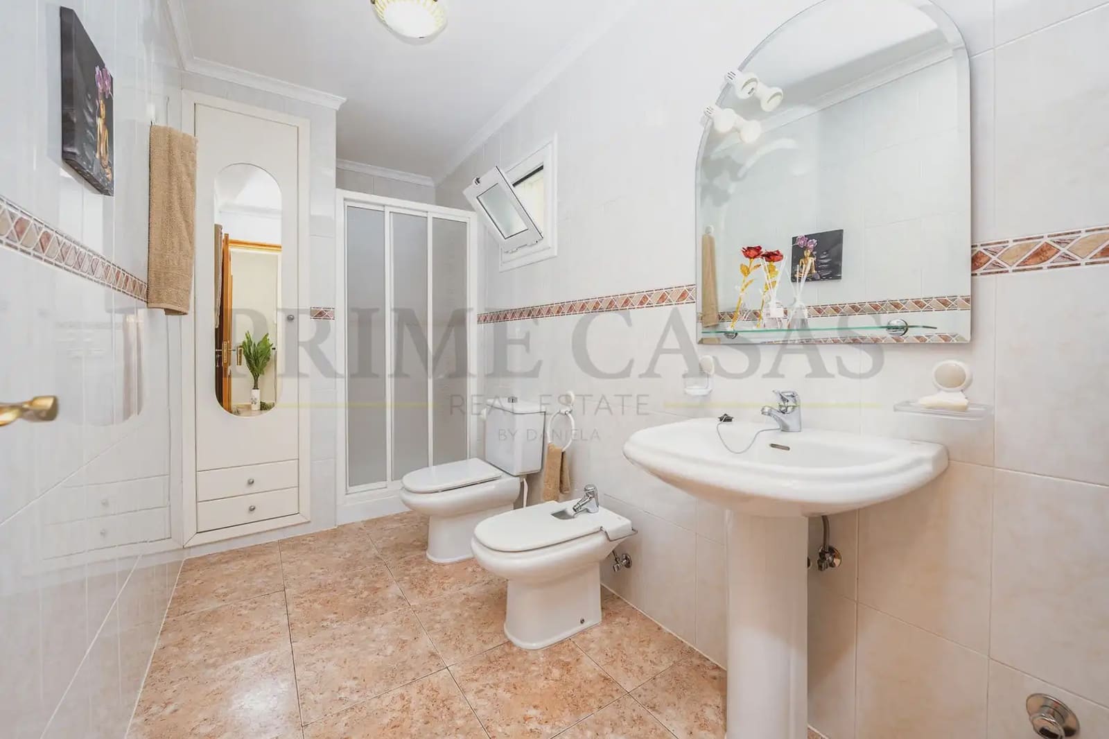 4 bedroom Semi-detached Villa for sale in San Bartolome de Tirajana with garage - € 370,000 (Ref: 9537810)