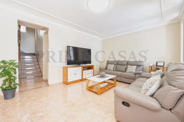 Pareado de 4 habitaciones en Vecindario, Santa Lucía de Tirajana en venta con garaje - 370.000 € (Ref: 9537810)
