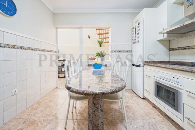 Pareado de 4 habitaciones en Vecindario, Santa Lucía de Tirajana en venta con garaje - 370.000 € (Ref: 9537810)