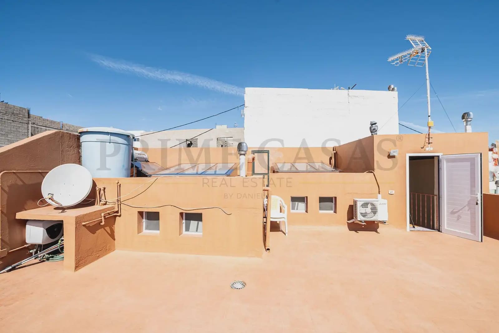 4 bedroom Semi-detached Villa for sale in San Bartolome de Tirajana with garage - € 370,000 (Ref: 9537810)