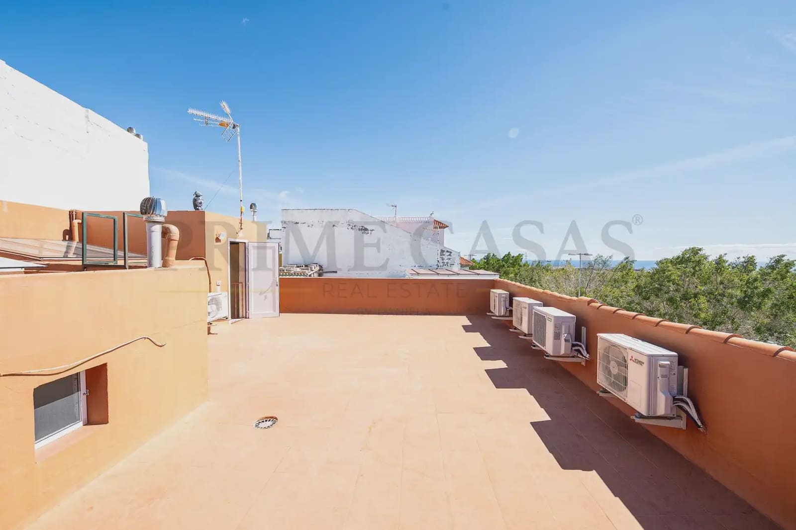 4 bedroom Semi-detached Villa for sale in San Bartolome de Tirajana with garage - € 370,000 (Ref: 9537810)