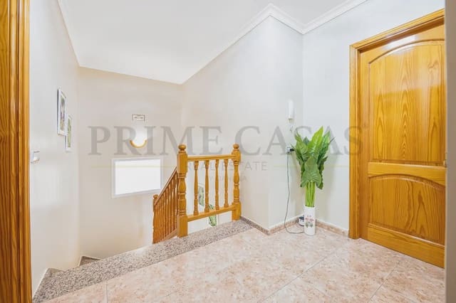 Pareado de 4 habitaciones en Vecindario, Santa Lucía de Tirajana en venta con garaje - 370.000 € (Ref: 9537810)