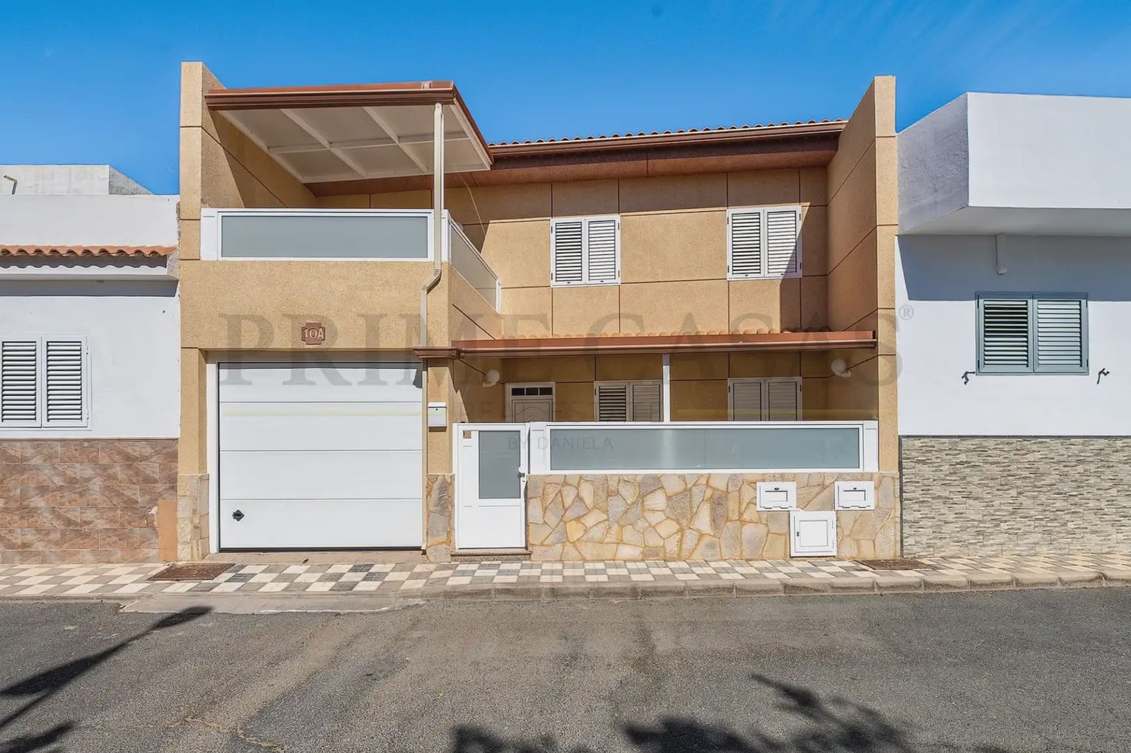 4 bedroom Semi-detached Villa for sale in San Bartolome de Tirajana with garage - € 370,000 (Ref: 9537810)