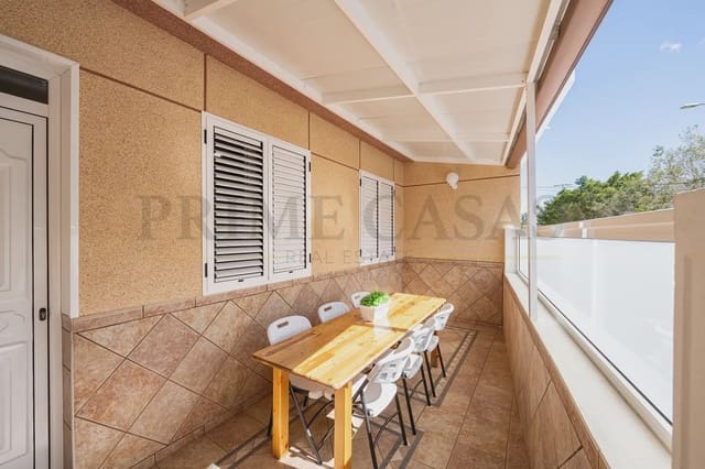 Pareado de 4 habitaciones en Vecindario, Santa Lucía de Tirajana en venta con garaje - 370.000 € (Ref: 9537810)