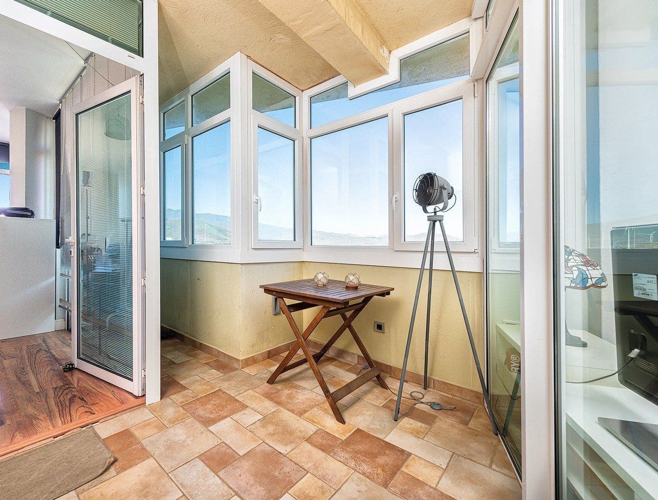 2 soveværelse Penthouse til leje i Santa Lucia de Tirajana med garage - € 950 (Ref: 9624096)