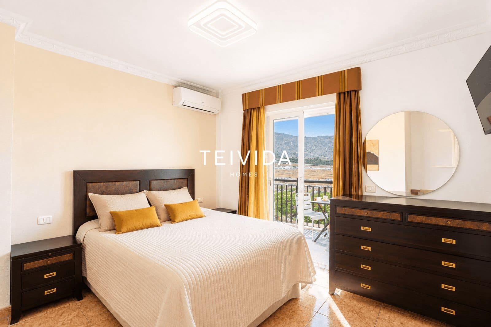 4 bedroom Townhouse for sale in Playa Fanabe with garage - € 980,000 (Ref: 10033248)