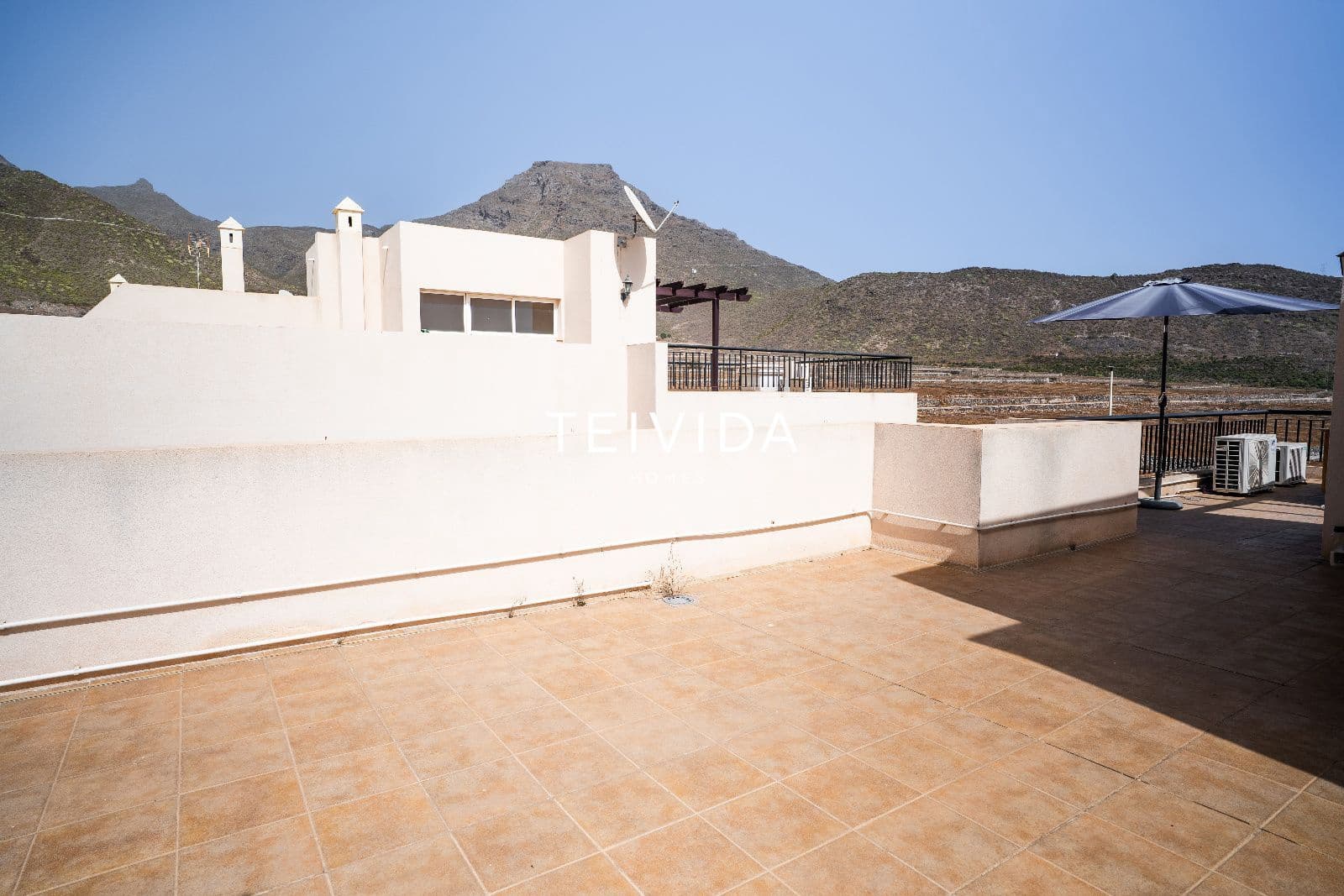 4 bedroom Townhouse for sale in Playa Fanabe with garage - € 980,000 (Ref: 10033248)