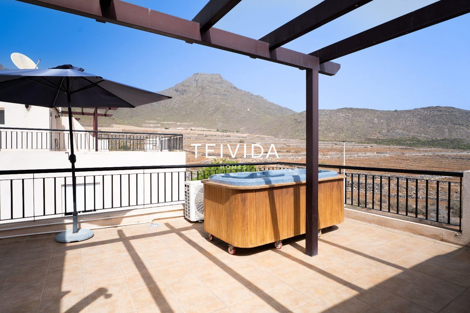 4 bedroom Townhouse for sale in Playa Fanabe with garage - € 980,000 (Ref: 10033248)
