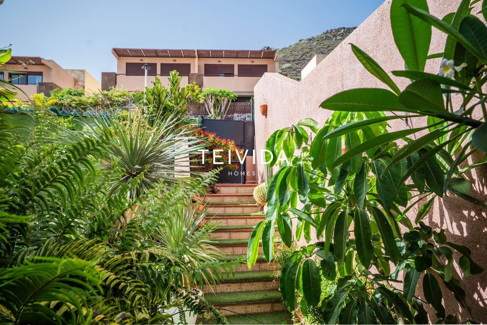 4 bedroom Townhouse for sale in Playa Fanabe with garage - € 980,000 (Ref: 10033248)