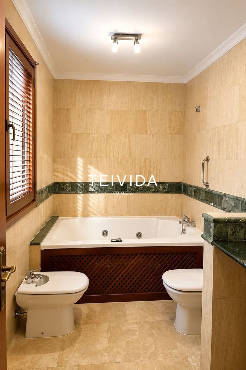 3 sovrum Hus till salu i Playa del Duque med pool garage - 1 200 000 € (Ref: 10125124)
