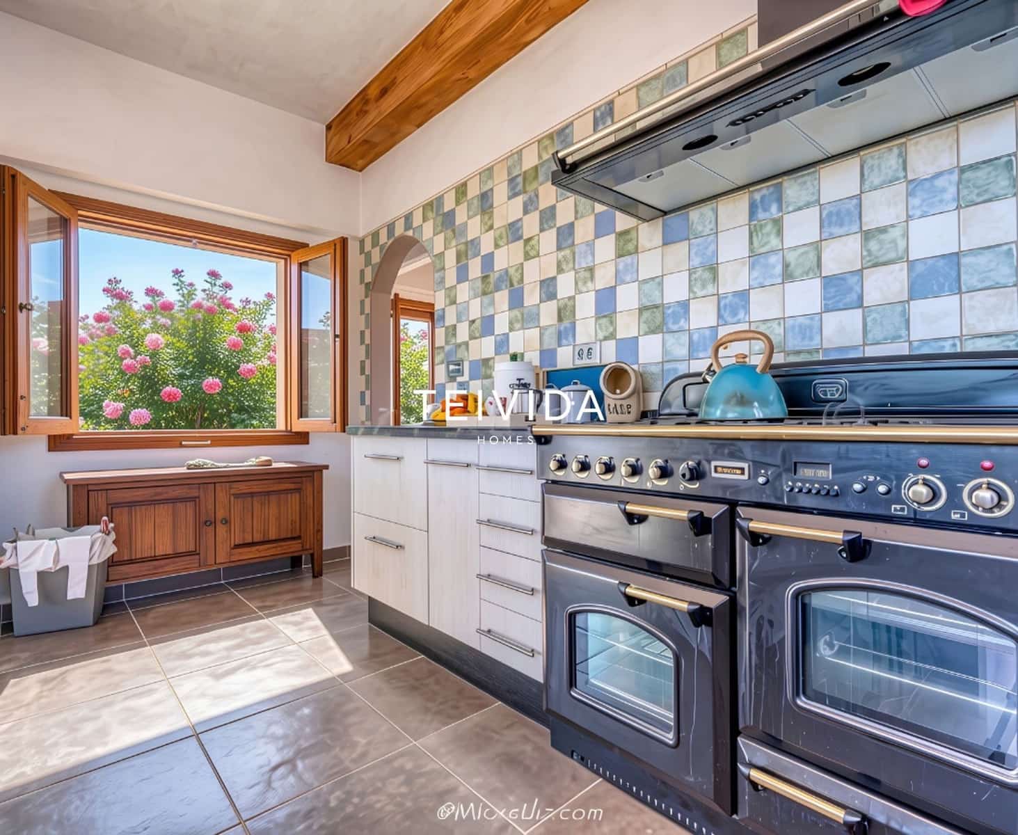 6 bedroom Villa for sale in San Miguel de Abona with pool garage - € 820,000 (Ref: 10136407)