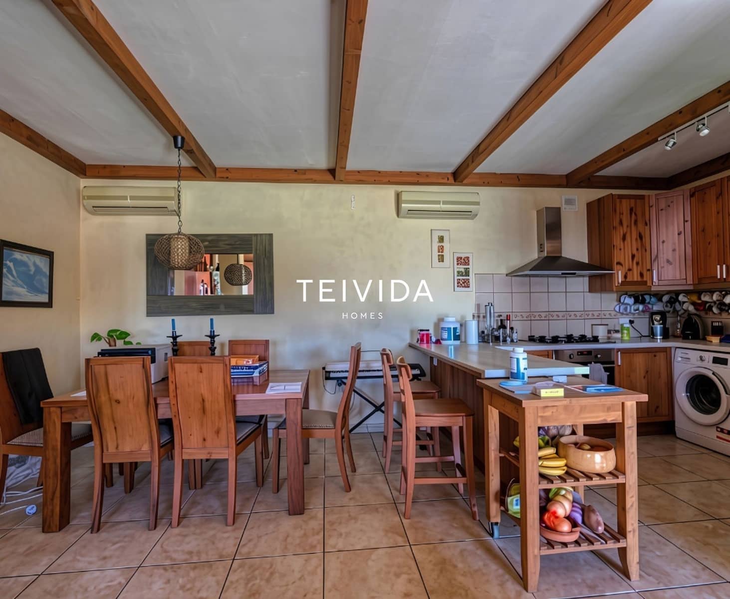 6 bedroom Villa for sale in San Miguel de Abona with pool garage - € 820,000 (Ref: 10136407)