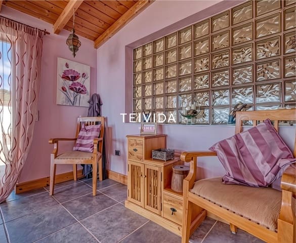 6 bedroom Villa for sale in San Miguel de Abona with pool garage - € 820,000 (Ref: 10136407)