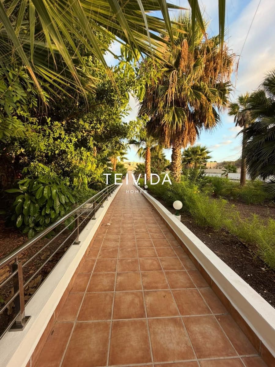 Flat for sale in Costa del Silencio with pool - € 225,000 (Ref: 10158691)