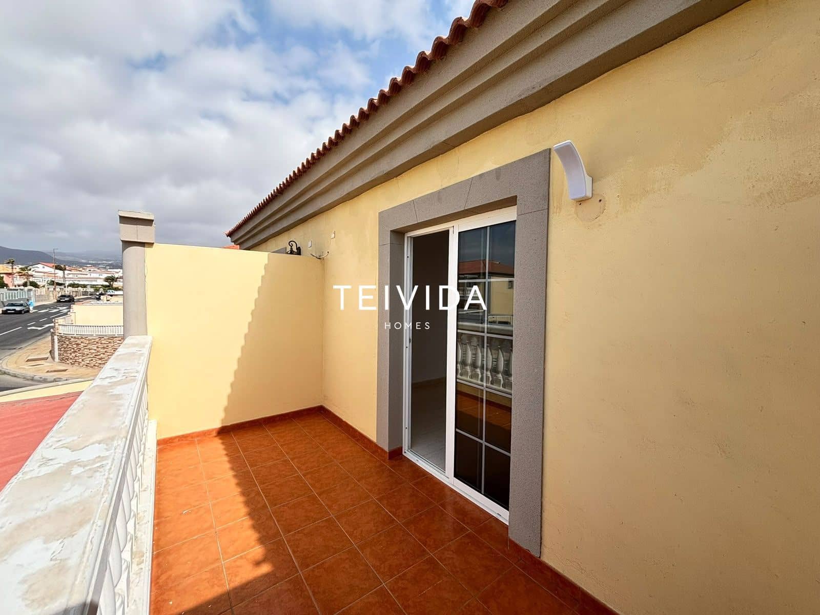 3 bedroom Townhouse for sale in El Medano with pool garage - € 495,000 (Ref: 10165419)