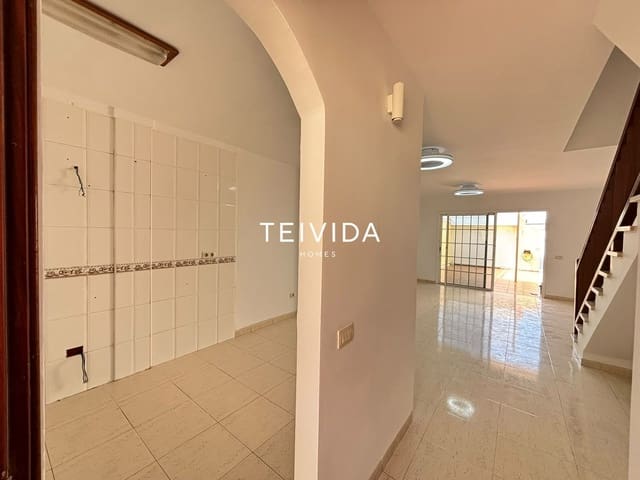 3 soveværelse Byhus til salg i El Medano, Granadilla de Abona med swimmingpool garage - € 495.000 (Ref: 10165419)