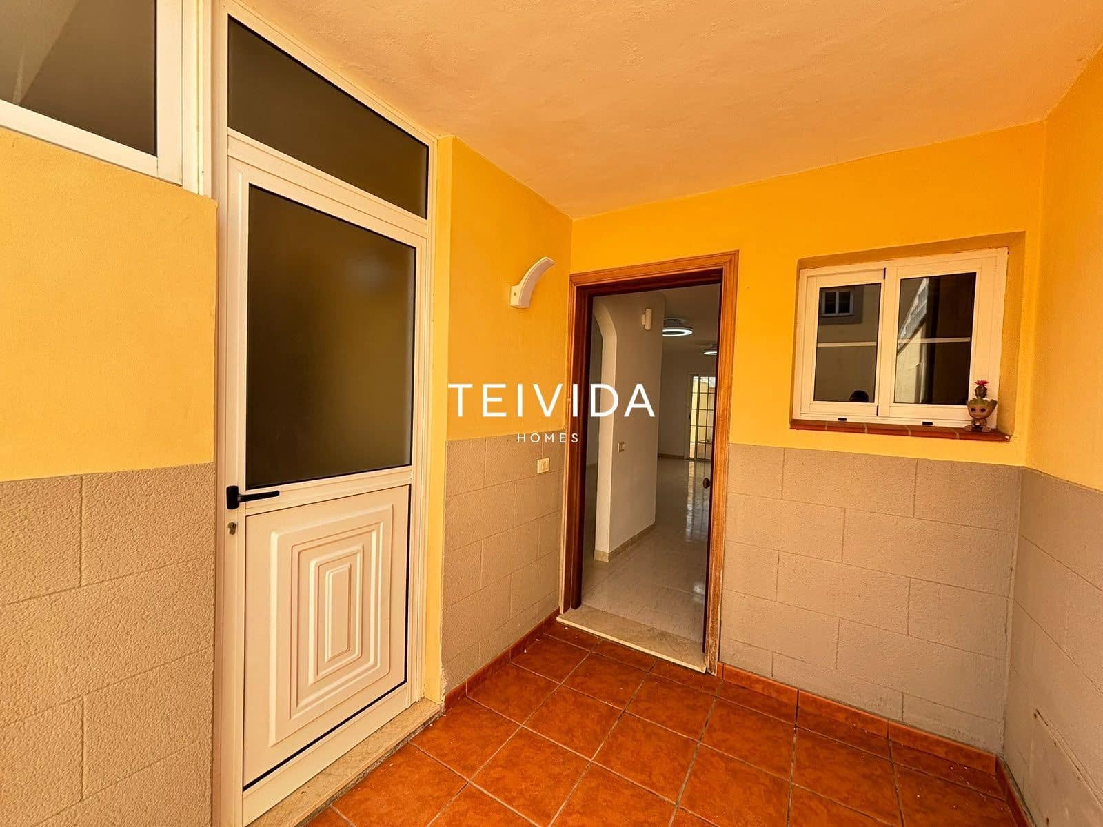 3 bedroom Townhouse for sale in El Medano with pool garage - € 495,000 (Ref: 10165419)