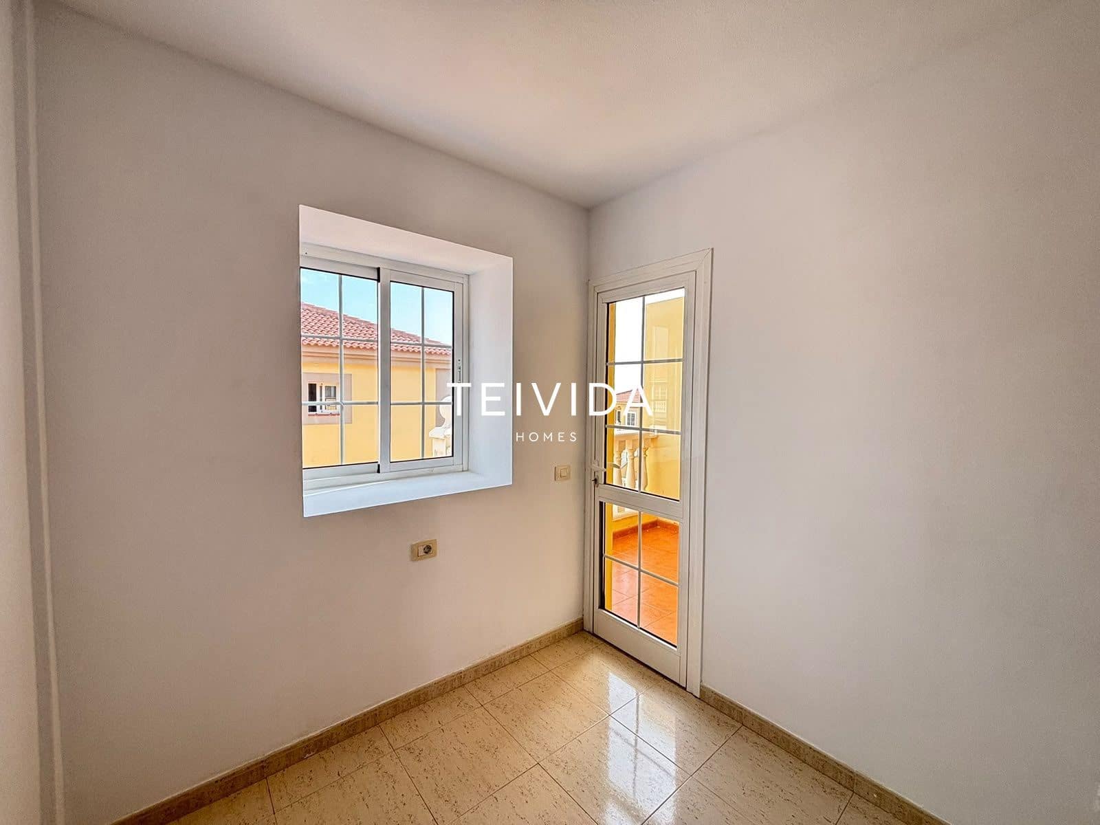 3 bedroom Townhouse for sale in El Medano with pool garage - € 495,000 (Ref: 10165419)
