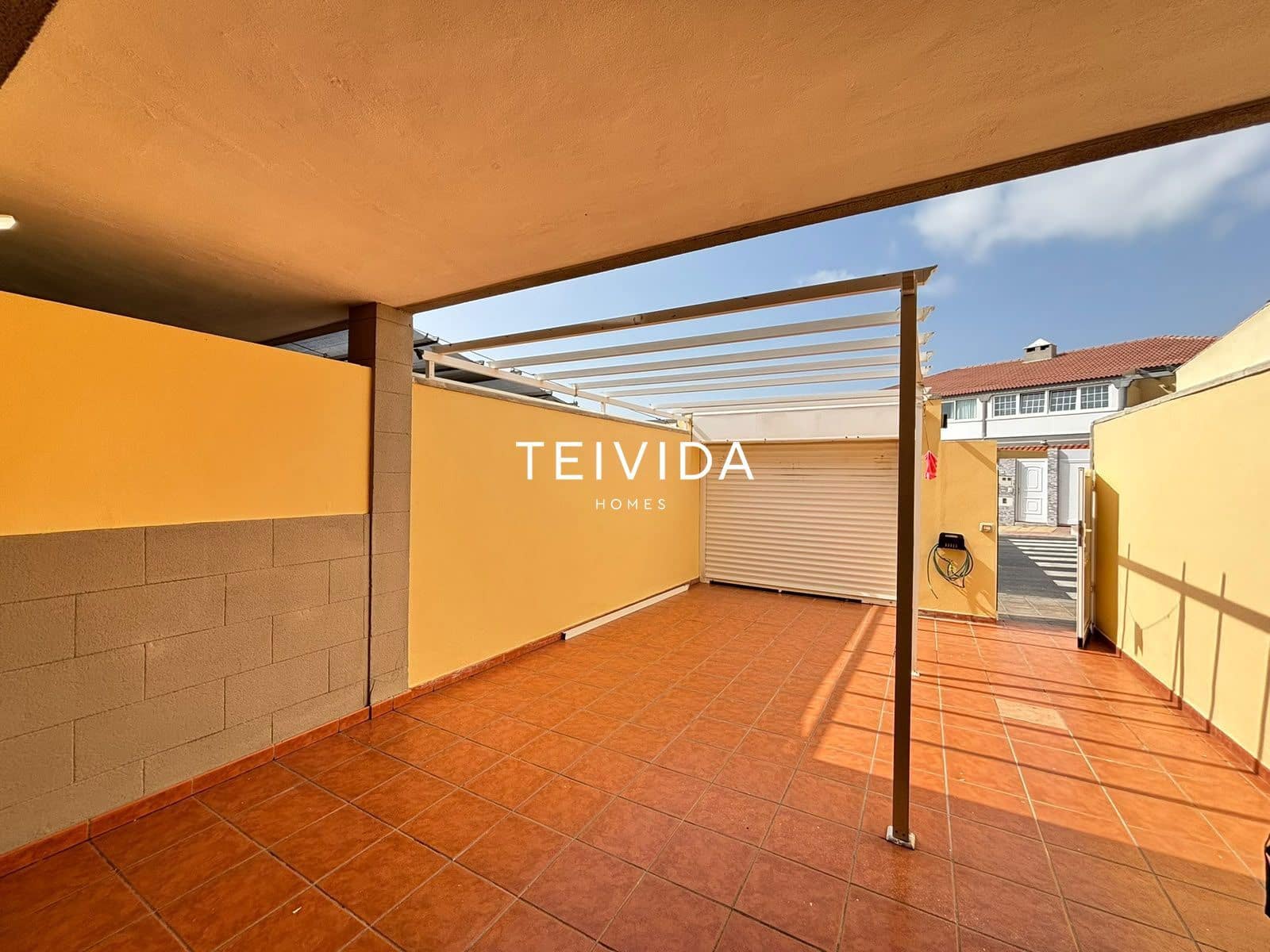 3 bedroom Townhouse for sale in El Medano with pool garage - € 495,000 (Ref: 10165419)