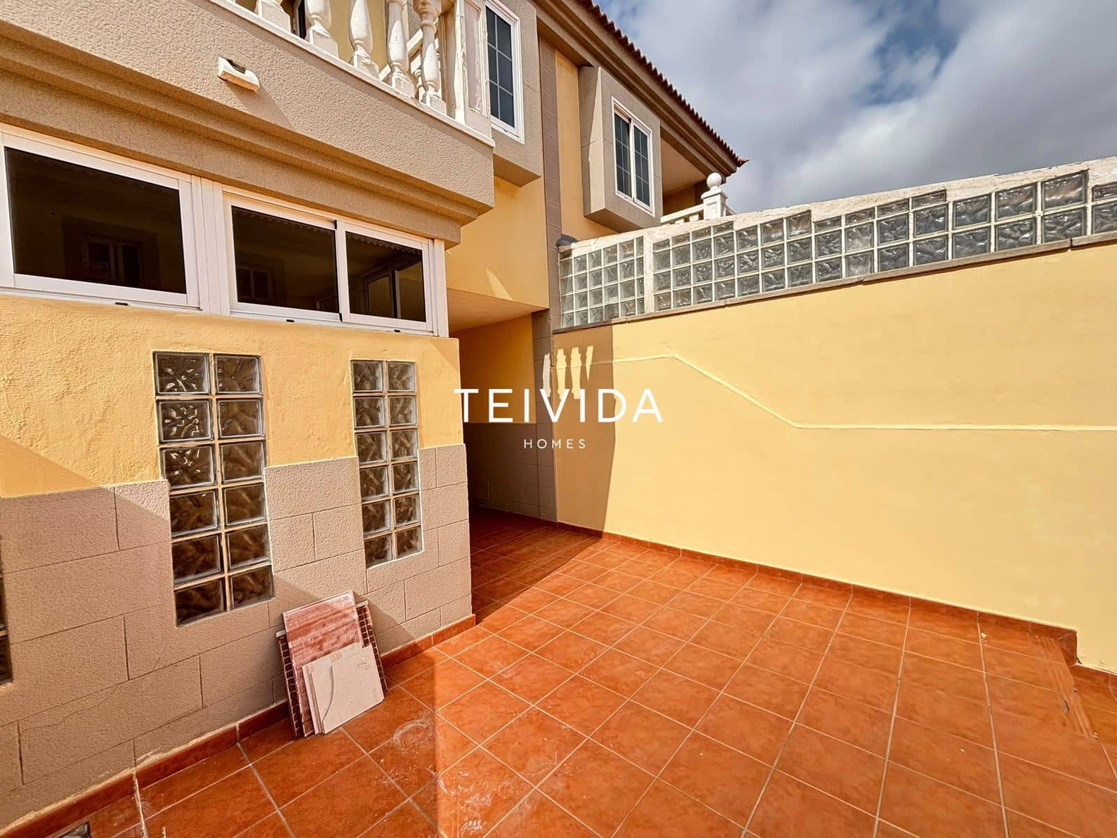 3 bedroom Townhouse for sale in El Medano with pool garage - € 495,000 (Ref: 10165419)