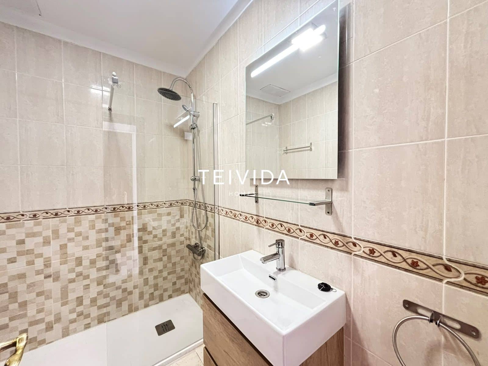 3 bedroom Townhouse for sale in El Medano with pool garage - € 495,000 (Ref: 10165419)