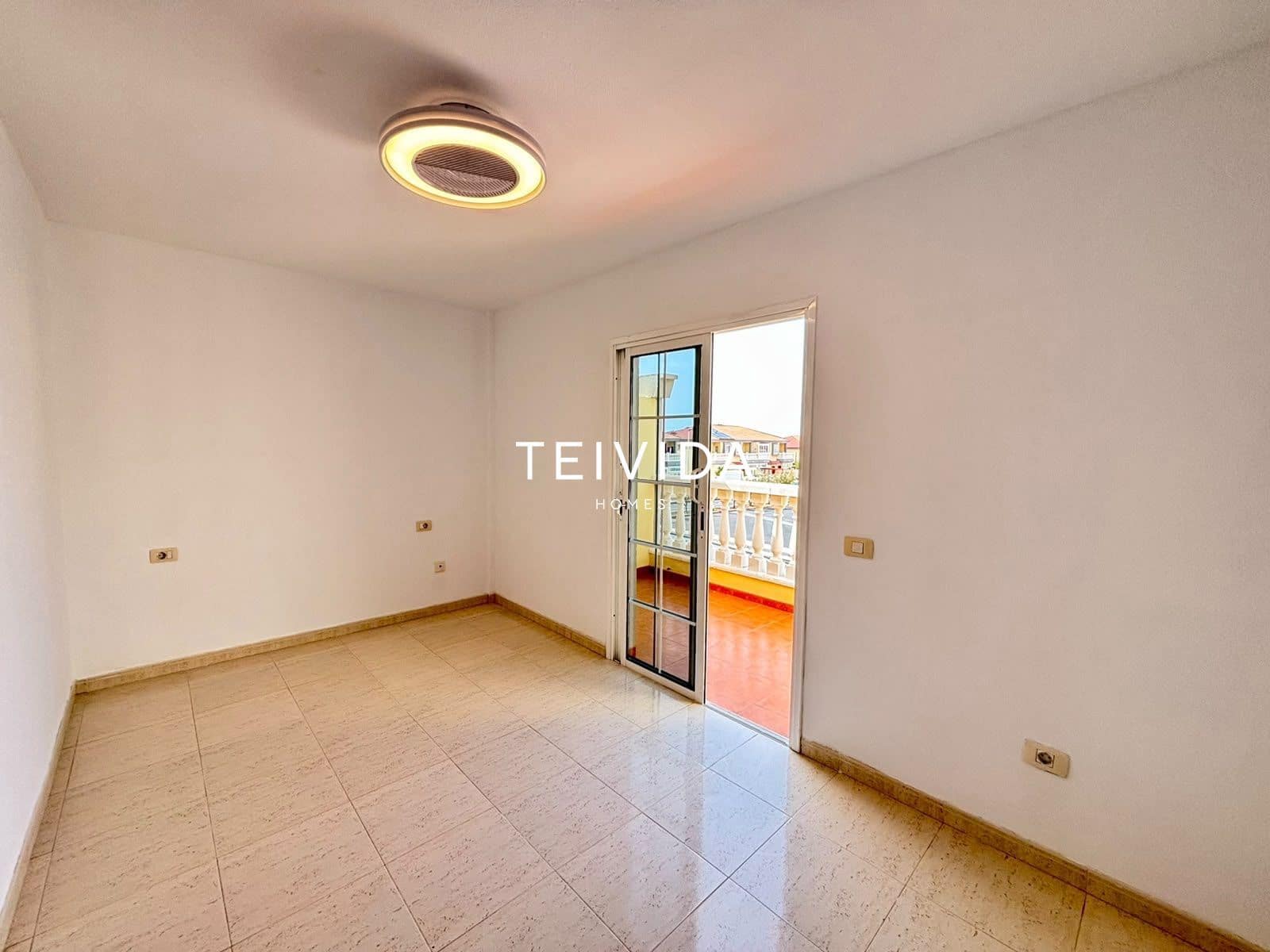 3 bedroom Townhouse for sale in El Medano with pool garage - € 495,000 (Ref: 10165419)