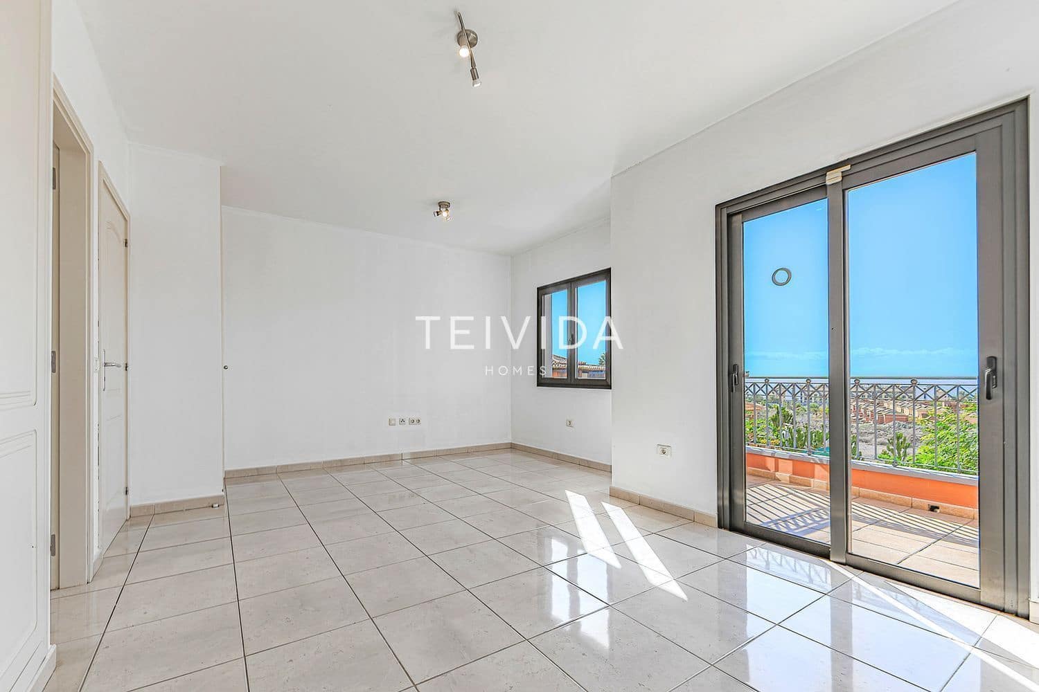 3 soverom Hus til salgs i Playa del Duque med svømmebasseng garasje - € 885 000 (Ref: 9626306)