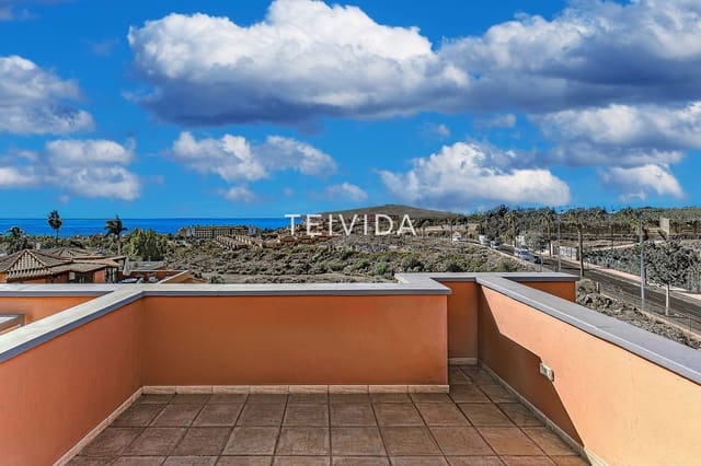 3 makuuhuone Omakotitalo myytävänä paikassa Playa del Duque, Adeje mukana uima-altaan 
autotalli - 885 000 € (Ref: 9626306)