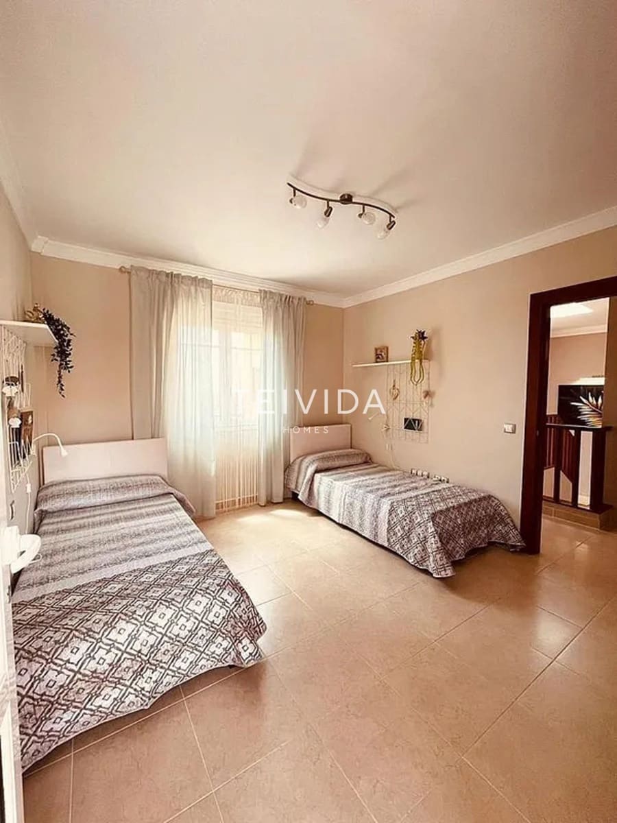 4 soveværelse Villa til salg i Los Cristianos med swimmingpool garage - € 795.000 (Ref: 9628144)