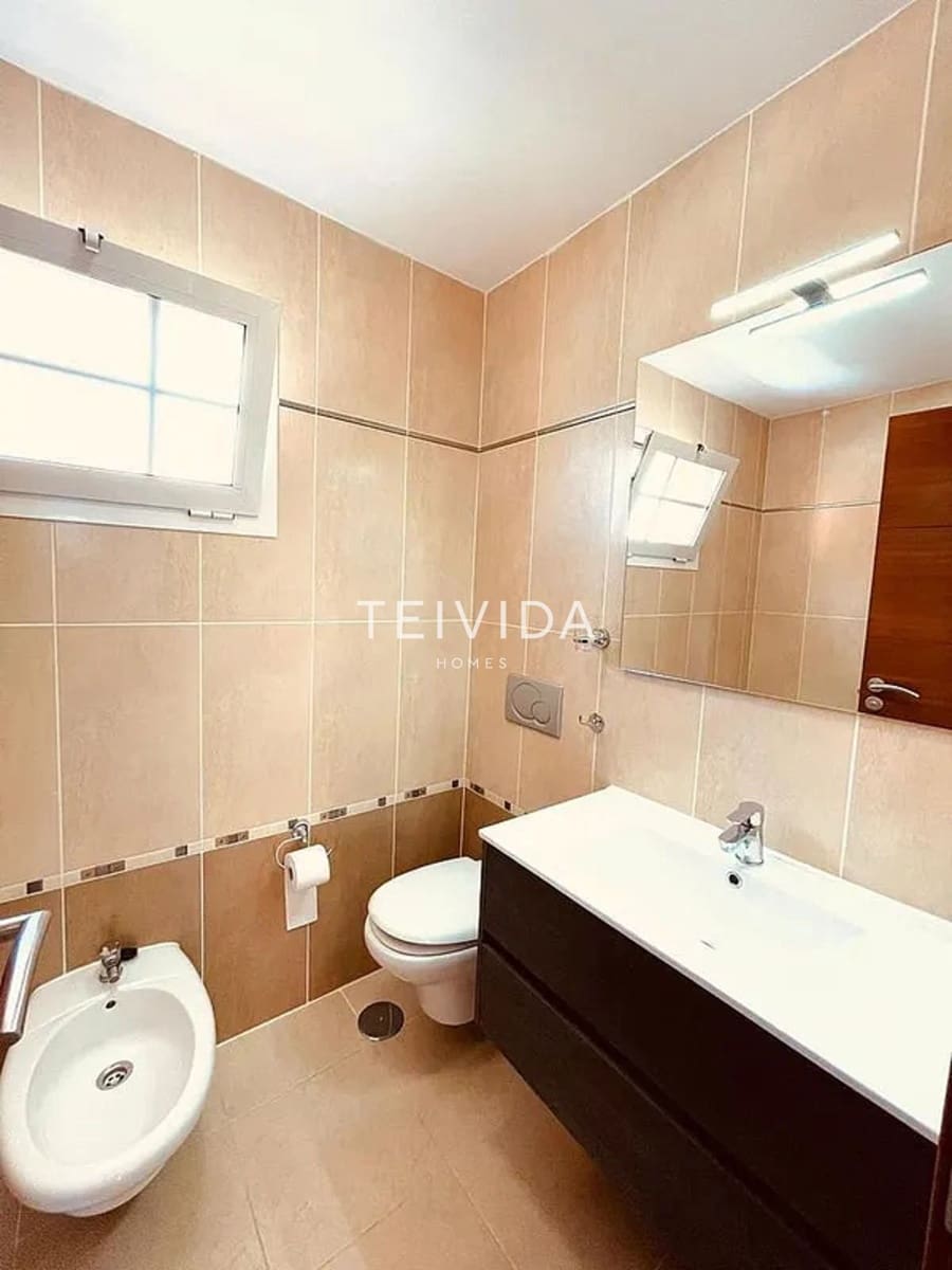 4 soveværelse Villa til salg i Los Cristianos med swimmingpool garage - € 795.000 (Ref: 9628144)