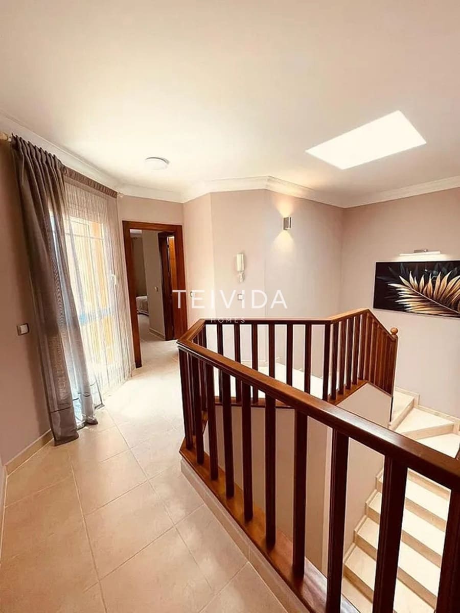 4 soveværelse Villa til salg i Los Cristianos med swimmingpool garage - € 795.000 (Ref: 9628144)