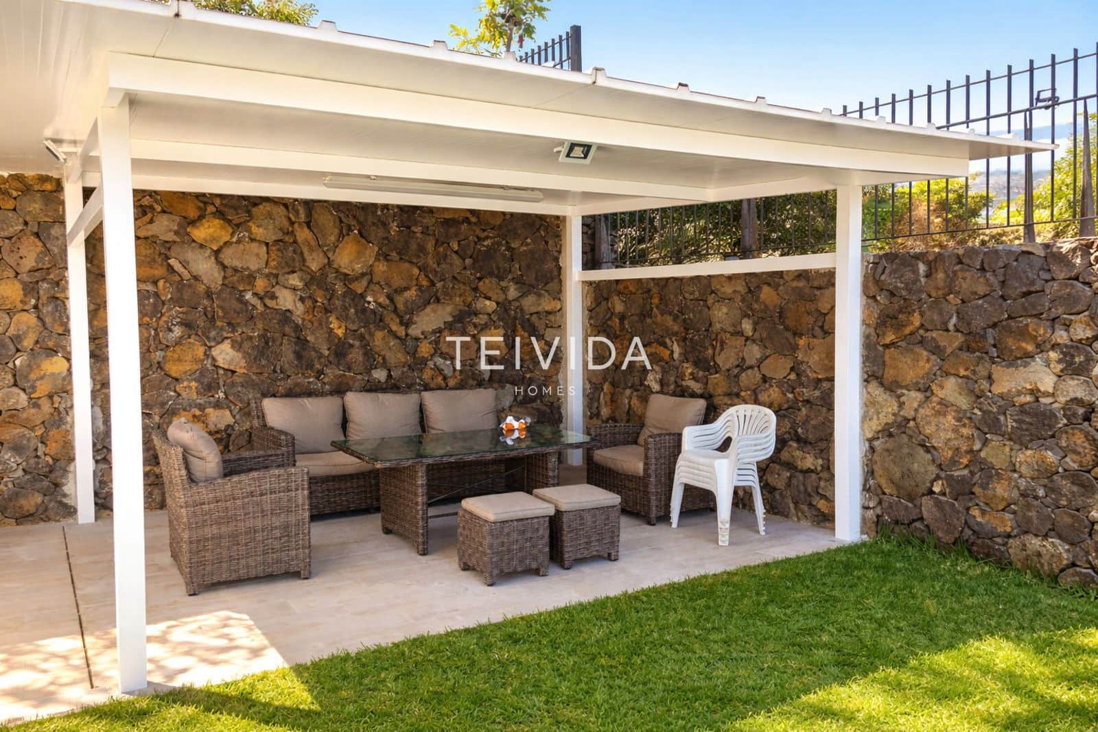 4 bedroom Villa for rent in Santa Cruz de Tenerife with pool garage - € 2,500 (Ref: 9631811)