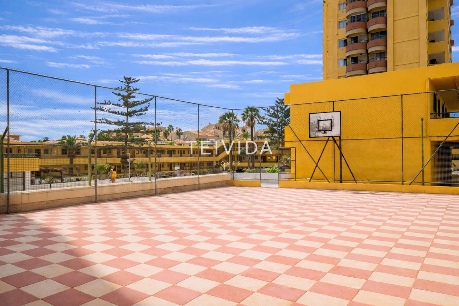 Mieszkanie na sprzedaż w Los Cristianos z basenem garażem - 287 000 € (Ref: 9696744)