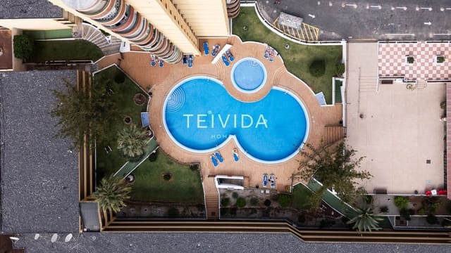 Mieszkanie na sprzedaż w Los Cristianos, Arona z basenem garażem - 287 000 € (Ref: 9696744)