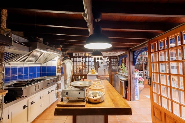 4 bedroom Villa for sale in Santa Cruz de Tenerife - € 600,000 (Ref: 9713846)